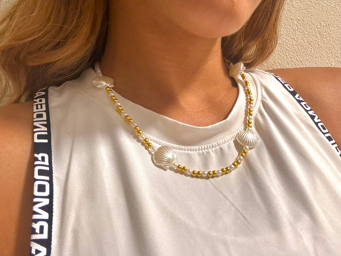 COLLANA CON PERLE BIANCO/ORO ALTERNATA DA CONCHIGLIE BIANCHE.🤍💛🐚