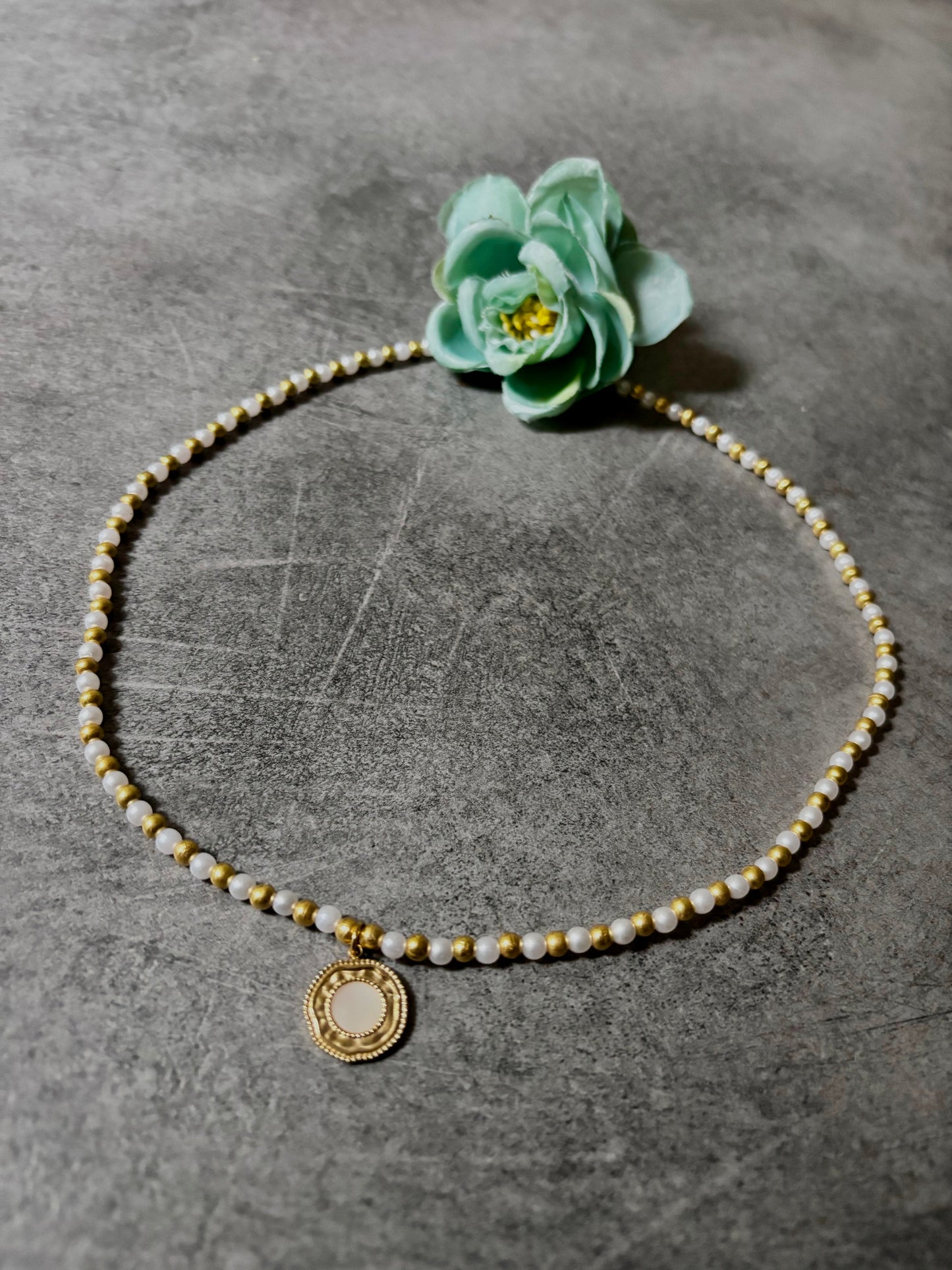 Collana con perle oro/bianco