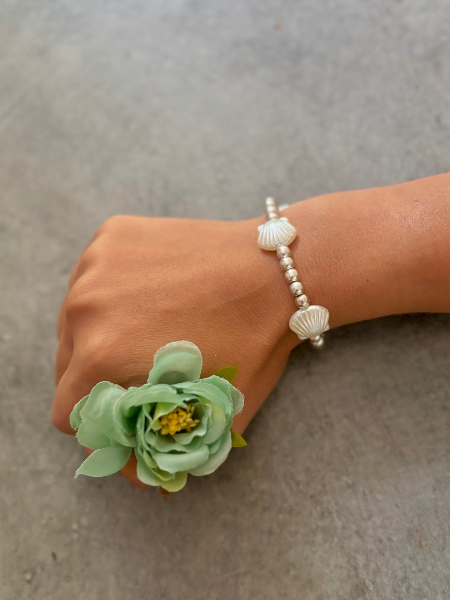 BRACCIALE CON PERLE E CONCHIGLIE🩶🐚🤍