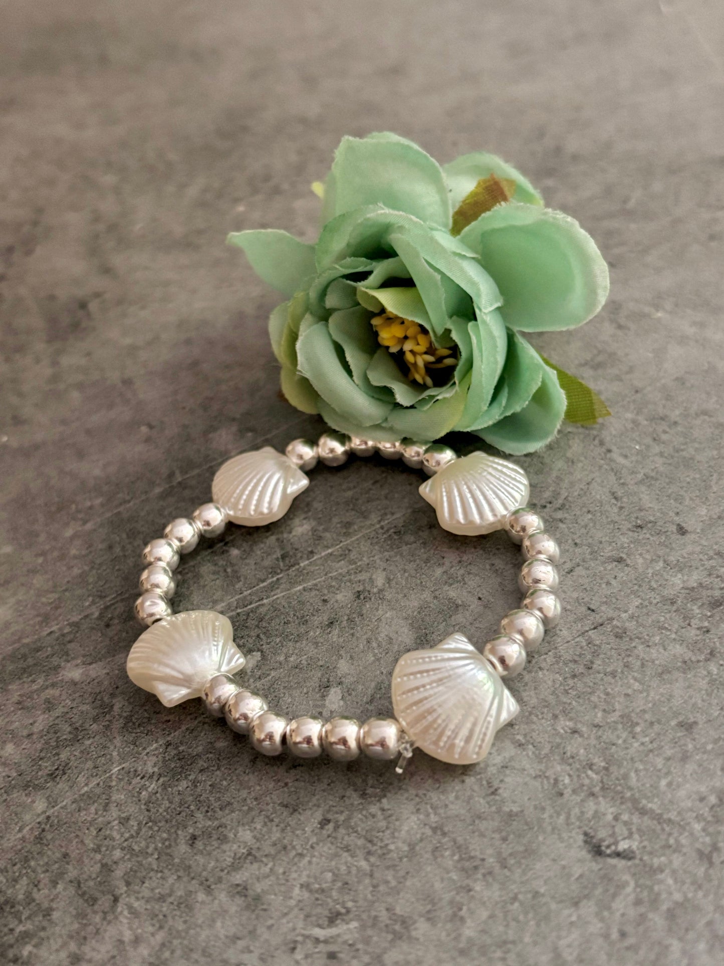 BRACCIALE CON PERLE E CONCHIGLIE🩶🐚🤍